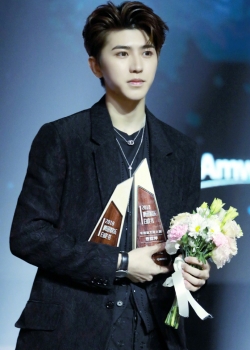 蔡徐坤精致帅气高清壁纸图片