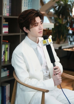蔡徐坤白色西装帅气活动图片