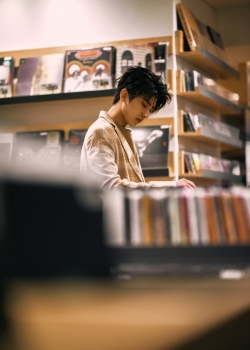 蔡徐坤纽约街拍帅气高清图片