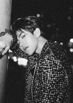 蔡徐坤潇洒黑白街拍高清壁纸图片