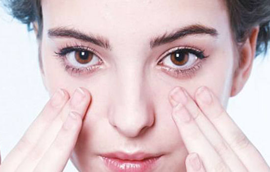 先贴眼膜还是先擦水乳 水乳与眼膜哪个先用