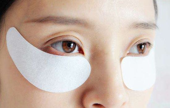 先贴眼膜还是先擦水乳 水乳与眼膜哪个先用