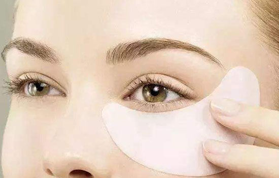 先贴眼膜还是先擦水乳 水乳与眼膜哪个先用