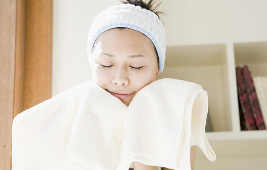 晚上做热敷脸正确方法 做热敷脸的方法