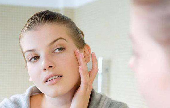 精华液可以直接涂脸上吗 精华液可不可以直接涂脸上