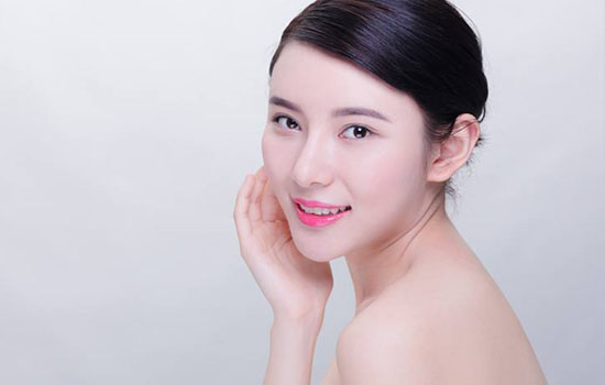 精华液可以直接涂脸上吗 精华液可不可以直接涂脸上