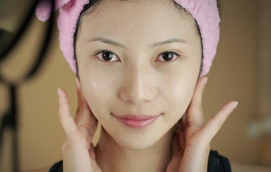 精华液可以直接涂脸上吗 精华液可不可以直接涂脸上