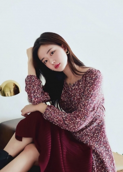 红毛衣美女养眼高清高清手机壁纸