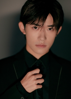 易烊千玺酷黑西装高清手机壁纸