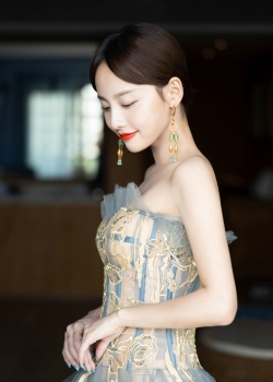 张嘉倪雾霾灰裙优雅高清手机壁纸