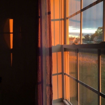 你觉得劝你早睡和陪你熬夜的 哪个更爱你