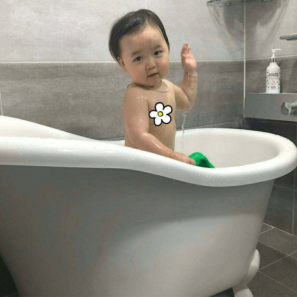 江奕/萌娃洗澡图片/二传gx/图源微博/洗澡澡超开心