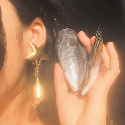 红色风暖色系治愈背景图 群处管住嘴，独处管住心