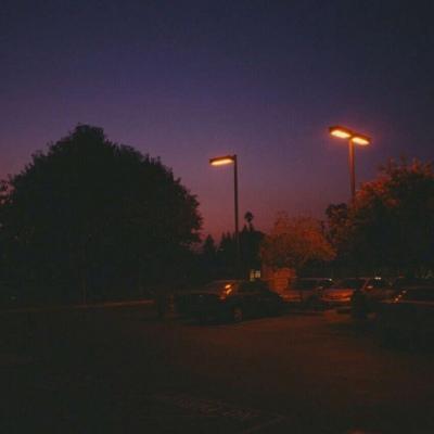 背景图 灯光熄灭 你还在等那个等不到的人