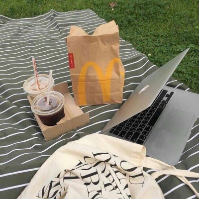 顾小念：唯美简单背景图  愿喜