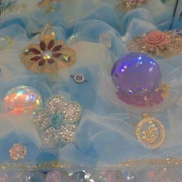 白灏宇:风景静物头像/背景图/亮晶晶/人间城里皆是众生，难逃世俗