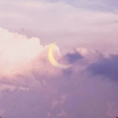 天空背景图:-)/等月亮掉进海里，我就背上你，去寻摸一池的星星。✨