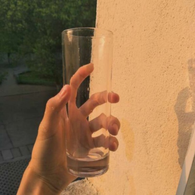 那一刻你心里有场海啸 可你静静地 没有让任何人知道 ​