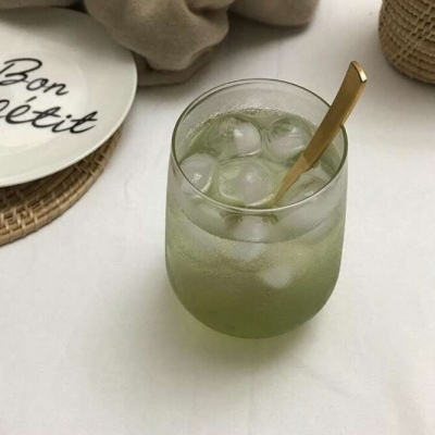 甜饮品抹茶绿背景图