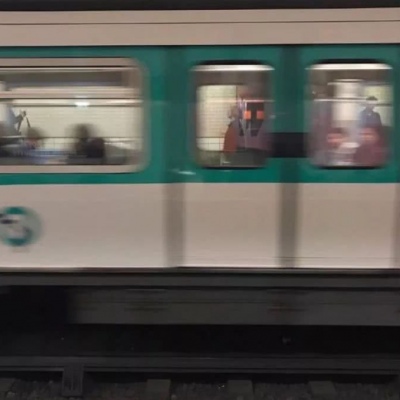 背景图   ?你和星星很配，大概是因为遥不可及吧?