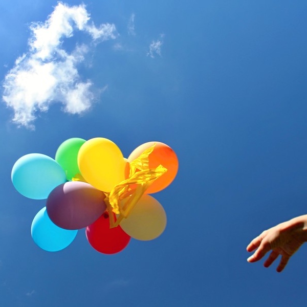 阿兴：风景气球背景图