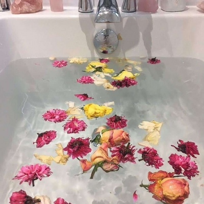 七妎：唯美花朵水浴 背景图片