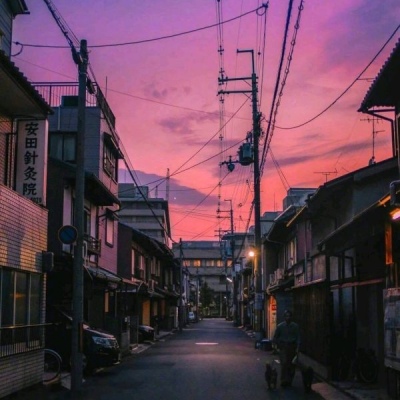 傍晚彩霞天空蓝紧色城市背景图图片