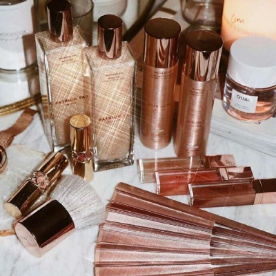 陆川泫 梳妆台黄色背景图/这个星球偶尔脆弱 而我也偶尔 想与你沉没