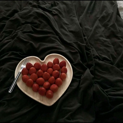 云曦/简约潮流风景静物背景图/为遇见你，竟花光了我所有的运气。