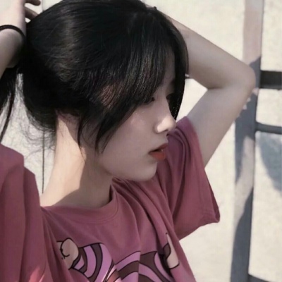 小七./优质女生头像，转自qq看点。