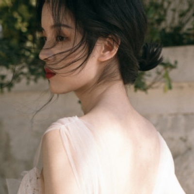 我喜欢你看向我的目光，不管那目光是否有我想看到的的情意.