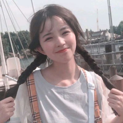 碎发轻扬，眼眸明亮