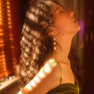 梦晚:朦胧女头/可惜我相貌平平，惊艳不了谁的岁月?