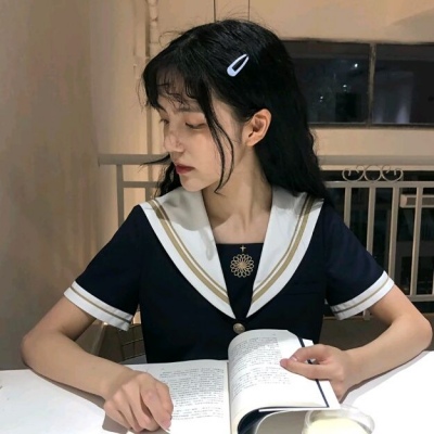 念七 制服长发女生精致头像