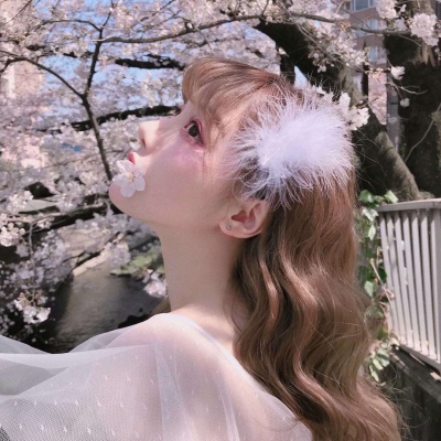 梦晚:侧脸女头/☁  最感叹的莫过于一见如故，最悲伤的莫过于再见陌路?