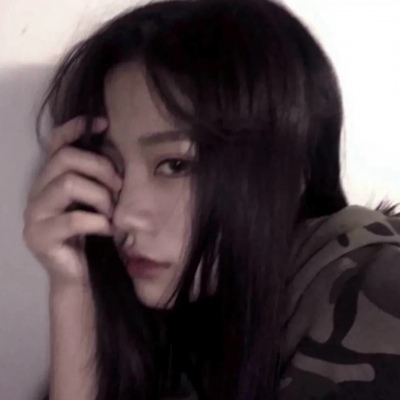 哭给自己听，笑给别人听。