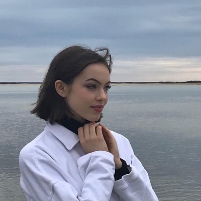 欧美女头  窗外阳光明媚