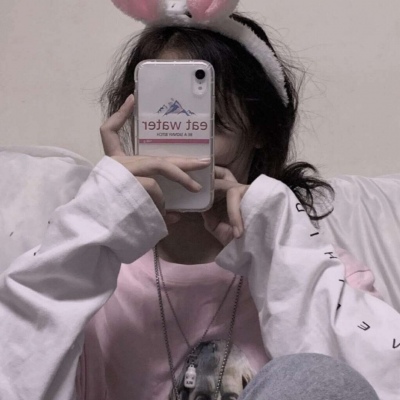 真人可爱女头 拿手机的小姐姐