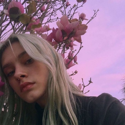 寻欢/2025欧美女头/明明都是女孩子 我却想为她披荆斩棘