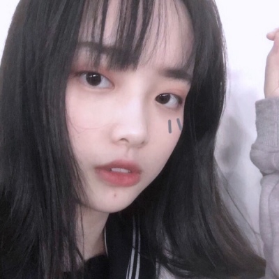 女头，“心怀浪漫宇宙，也珍惜人间日常。”