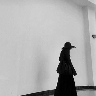 黑。/    人们把难言的爱都埋入土壤里。