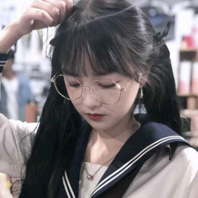 真人女生头像  身边人是地上霜得不到人的才是明月光. ​​​