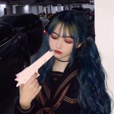 暗黑风潮流酷女生头像?花自飘零水自流