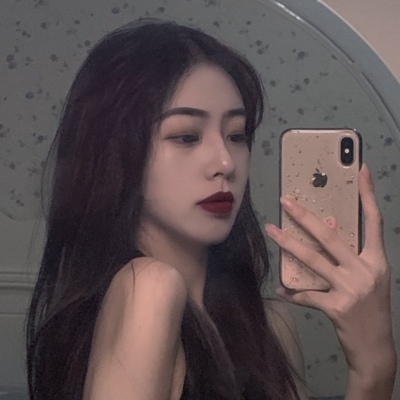 溺毙:手机控时尚魅力气质女头.耳机分你一半 开启网易云心动模式