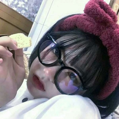 江桥//眼镜少女可爱。