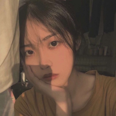 优暗系复古有点丧女生头像