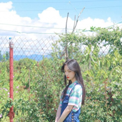 闺蜜头像，少女与稻田