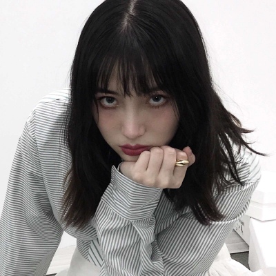 可爱时尚魅力女头 一辈子都在躲雨  雨不会难过吗