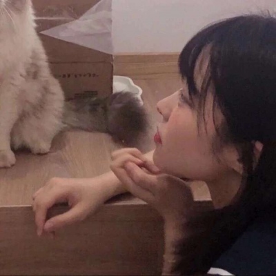 你眼睛很大睫毛很长，抱猫的时候很软很暖和