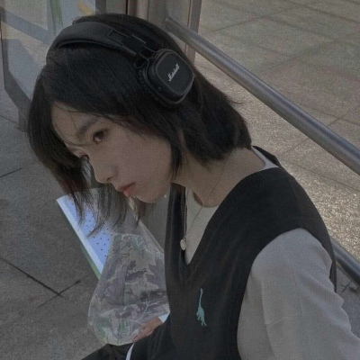 奔波在城市中的，每个人都有故事。亦悲亦喜，人间烟火，没有结局。☁